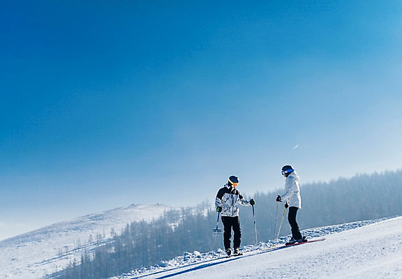 포토 JPG 주간 전신 커플 여자 남자 겨울 하늘 스키 스키장 서기 20대 성인 야외 두명 옆모습 한국인 눈 몽골 성인만 국내포토 자연요소 계절 아시아 뷰포인트 관계 모션 날씨 겨울스포츠 사람 동양인 청년 파일형식