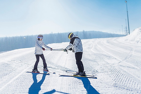 포토 JPG 주간 전신 커플 여자 남자 겨울 하늘 스키 스키장 20대 성인 야외 두명 옆모습 다정 한국인 눈 몽골 스키강습 성인만 스키타기 국내포토 자연요소 계절 아시아 뷰포인트 컨셉 관계 날씨 겨울스포츠 사람 동양인 청년 파일형식