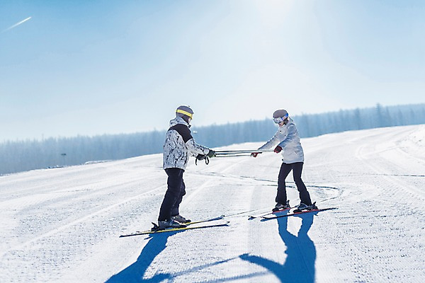 포토 JPG 주간 전신 커플 여자 남자 겨울 하늘 스키 스키장 20대 성인 야외 두명 옆모습 다정 한국인 눈 몽골 스키강습 성인만 스키타기 국내포토 자연요소 계절 아시아 뷰포인트 컨셉 관계 날씨 겨울스포츠 사람 동양인 청년 파일형식