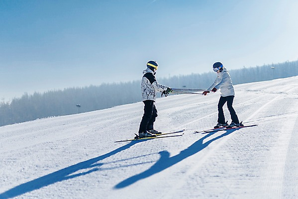 포토 JPG 주간 전신 커플 여자 남자 겨울 하늘 스키 스키장 20대 성인 야외 두명 옆모습 다정 한국인 눈 몽골 스키강습 성인만 스키타기 국내포토 자연요소 계절 아시아 뷰포인트 컨셉 관계 날씨 겨울스포츠 사람 동양인 청년 파일형식