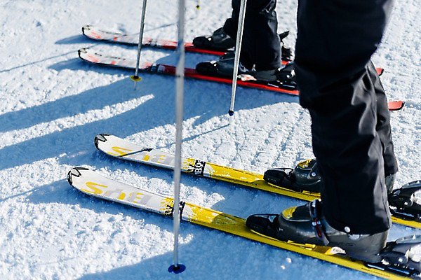 포토 JPG 주간 커플 여자 남자 겨울 스키 스키장 서기 20대 성인 야외 두명 옆모습 한국인 하반신 눈 몽골 성인만 국내포토 자연요소 계절 아시아 뷰포인트 관계 모션 날씨 겨울스포츠 사람 동양인 청년 파일형식