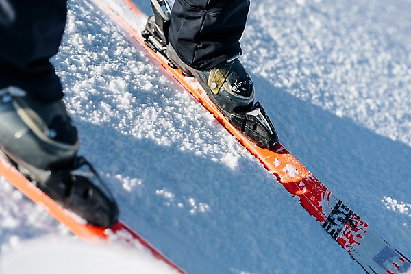 포토 JPG 주간 여자 겨울 발 스키 스키장 한명 20대 성인 야외 신체부위 한국인 하반신 눈 몽골 성인여자한명만 스키타기 국내포토 자연요소 1 계절 아시아 날씨 겨울스포츠 사람 동양인 청년 여자한명만 성인여자만 파일형식