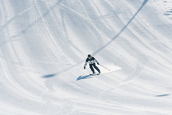 포토 JPG 주간 전신 남자 겨울 스키 스키장 한명 20대 성인 야외 앞모습 한국인 눈 몽골 성인남자한명만 스키타기 국내포토 자연요소 1 계절 아시아 뷰포인트 날씨 겨울스포츠 사람 동양인 청년 남자한명만 성인남자만 파일형식