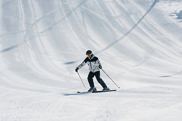 포토 JPG 주간 전신 남자 겨울 스키 스키장 한명 20대 성인 야외 앞모습 한국인 눈 몽골 성인남자한명만 스키타기 국내포토 자연요소 1 계절 아시아 뷰포인트 날씨 겨울스포츠 사람 동양인 청년 남자한명만 성인남자만 파일형식