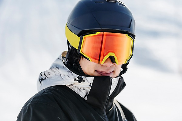 포토 JPG 주간 남자 겨울 스키 스키장 한명 미소 근접촬영 상반신 20대 성인 야외 옆모습 한국인 눈 몽골 성인남자한명만 국내포토 자연요소 1 계절 아시아 뷰포인트 날씨 겨울스포츠 표정 사람 동양인 청년 남자한명만 성인남자만 파일형식