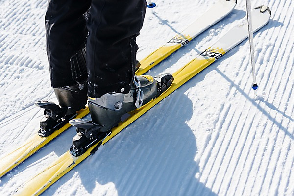 포토 JPG 주간 남자 겨울 스키 스키장 한명 20대 성인 야외 뒷모습 한국인 하반신 눈 몽골 성인남자한명만 스키타기 국내포토 자연요소 1 계절 아시아 뷰포인트 날씨 겨울스포츠 사람 동양인 청년 남자한명만 성인남자만 파일형식