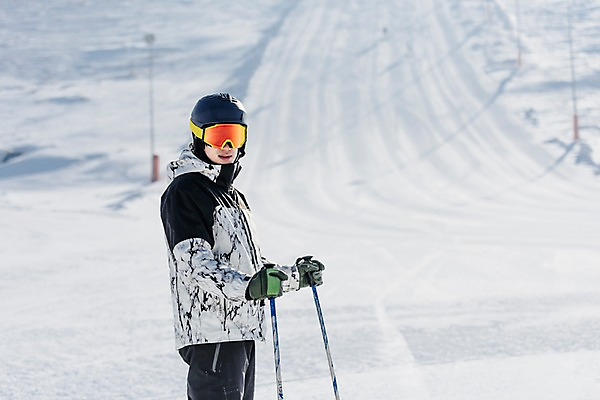 포토 JPG 주간 남자 겨울 스키 스키장 한명 서기 상반신 20대 성인 야외 옆모습 한국인 눈 몽골 성인남자한명만 스키타기 국내포토 자연요소 1 계절 아시아 뷰포인트 모션 날씨 겨울스포츠 사람 동양인 청년 남자한명만 성인남자만 파일형식
