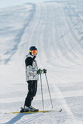 포토 JPG 주간 전신 남자 겨울 스키 스키장 한명 서기 미소 20대 성인 야외 옆모습 한국인 눈 몽골 성인남자한명만 국내포토 자연요소 1 계절 아시아 뷰포인트 모션 날씨 겨울스포츠 표정 사람 동양인 청년 남자한명만 성인남자만 파일형식
