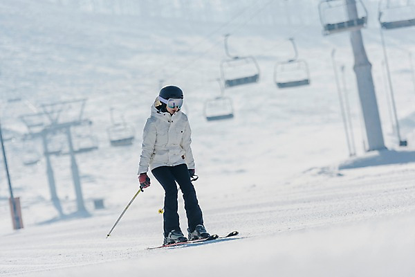 포토 JPG 주간 전신 여자 겨울 스키 스키장 한명 20대 성인 야외 앞모습 한국인 눈 몽골 스키리프트 성인여자한명만 스키타기 국내포토 자연요소 1 계절 아시아 뷰포인트 날씨 겨울스포츠 사람 동양인 청년 리프트 여자한명만 성인여자만 파일형식