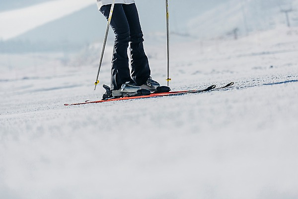 포토 JPG 주간 여자 겨울 스키 스키장 한명 20대 성인 야외 옆모습 한국인 하반신 눈 몽골 성인여자한명만 스키타기 국내포토 자연요소 1 계절 아시아 뷰포인트 날씨 겨울스포츠 사람 동양인 청년 여자한명만 성인여자만 파일형식