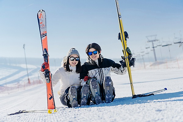 포토 JPG 주간 전신 커플 여자 남자 겨울 스키 스키장 미소 앉기 20대 성인 야외 두명 앞모습 다정 한국인 눈 몽골 스키장비 성인만 국내포토 자연요소 계절 아시아 스포츠용품 뷰포인트 컨셉 관계 모션 날씨 겨울스포츠 표정 사람 동양인 청년 파일형식