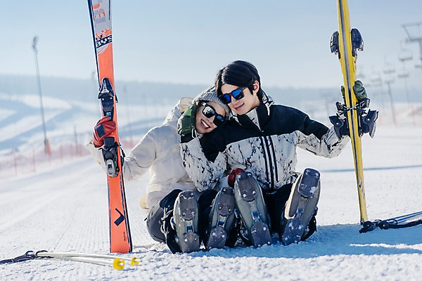 포토 JPG 주간 전신 커플 여자 남자 겨울 장난 스키 스키장 앉기 20대 성인 야외 두명 앞모습 기댐 다정 한국인 눈 몽골 스키장비 성인만 국내포토 자연요소 계절 아시아 스포츠용품 뷰포인트 컨셉 관계 모션 날씨 겨울스포츠 사람 동양인 청년 파일형식