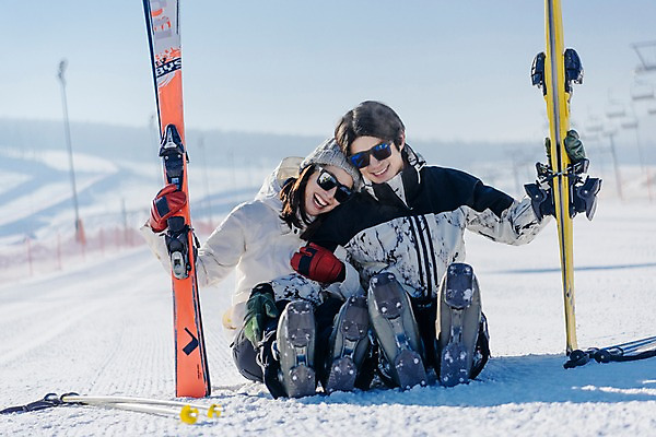 포토 JPG 주간 전신 커플 여자 남자 겨울 장난 스키 스키장 미소 앉기 20대 성인 야외 두명 앞모습 기댐 다정 한국인 눈 몽골 스키장비 성인만 국내포토 자연요소 계절 아시아 스포츠용품 뷰포인트 컨셉 관계 모션 날씨 겨울스포츠 표정 사람 동양인 청년 파일형식
