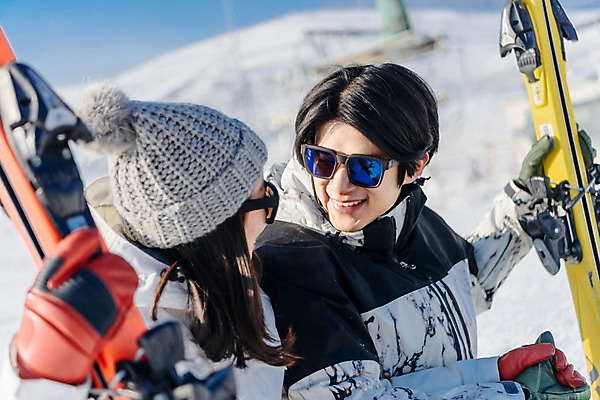 포토 JPG 주간 커플 여자 남자 겨울 스키 스키장 미소 앉기 상반신 20대 성인 야외 두명 옆모습 마주보기 한국인 눈 몽골 성인만 국내포토 자연요소 계절 아시아 뷰포인트 관계 모션 날씨 겨울스포츠 표정 사람 동양인 청년 파일형식