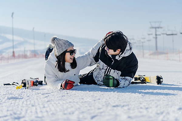 포토 JPG 주간 커플 여자 남자 엎드리기 겨울 스키장 미소 상반신 20대 성인 야외 두명 앞모습 다정 한국인 눈 몽골 성인만 국내포토 자연요소 계절 아시아 뷰포인트 컨셉 관계 모션 날씨 표정 사람 동양인 청년 파일형식