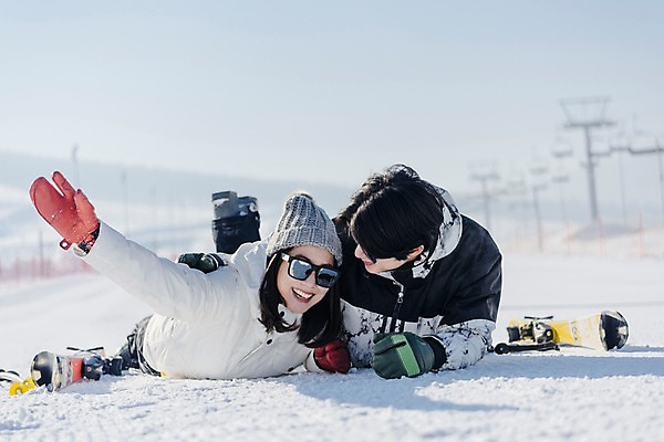 포토 JPG 주간 커플 여자 남자 엎드리기 겨울 장난 스키장 미소 상반신 20대 성인 야외 두명 앞모습 다정 한국인 눈 몽골 성인만 국내포토 자연요소 계절 아시아 뷰포인트 컨셉 관계 모션 날씨 표정 사람 동양인 청년 파일형식