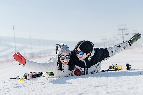 포토 JPG 주간 커플 여자 남자 엎드리기 겨울 장난 팔벌리기 스키장 미소 상반신 20대 성인 야외 두명 앞모습 다정 한국인 눈 몽골 성인만 국내포토 자연요소 계절 아시아 뷰포인트 컨셉 관계 모션 날씨 표정 사람 동양인 청년 파일형식