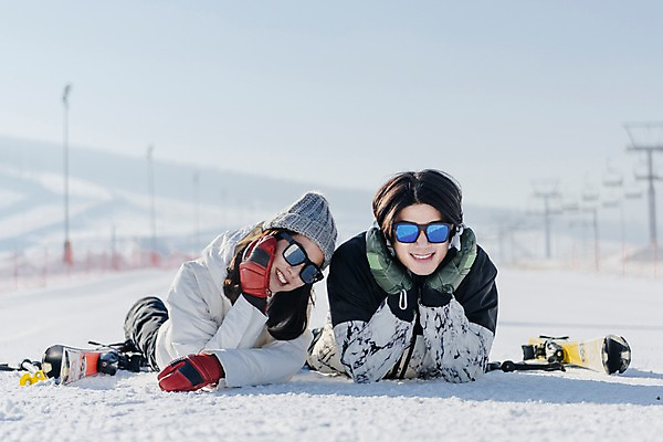 포토 JPG 주간 커플 여자 남자 엎드리기 겨울 스키장 미소 상반신 20대 성인 야외 두명 앞모습 턱괴기 다정 한국인 눈 몽골 성인만 국내포토 자연요소 계절 아시아 뷰포인트 컨셉 관계 모션 날씨 표정 사람 동양인 청년 파일형식