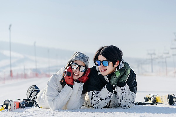 포토 JPG 주간 커플 여자 남자 엎드리기 겨울 장난 스키장 미소 상반신 20대 성인 야외 두명 앞모습 턱괴기 다정 한국인 눈 몽골 성인만 국내포토 자연요소 계절 아시아 뷰포인트 컨셉 관계 모션 날씨 표정 사람 동양인 청년 파일형식