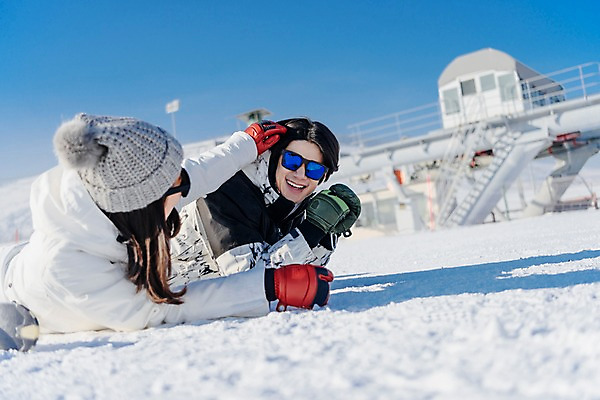 포토 JPG 주간 커플 여자 남자 엎드리기 겨울 장난 스키장 미소 상반신 20대 성인 야외 두명 옆모습 다정 한국인 눈 몽골 성인만 국내포토 자연요소 계절 아시아 뷰포인트 컨셉 관계 모션 날씨 표정 사람 동양인 청년 파일형식