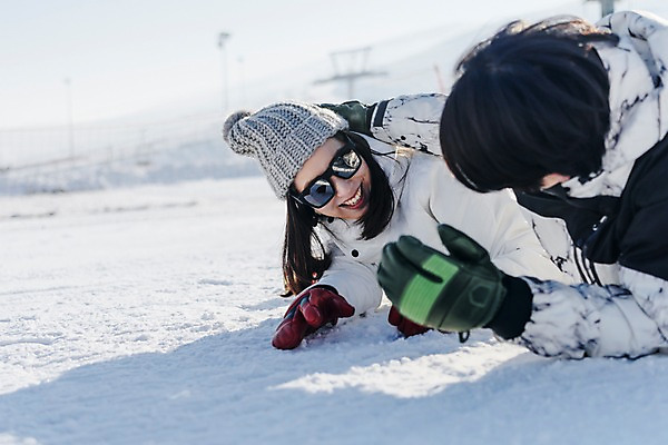 포토 JPG 주간 커플 여자 남자 엎드리기 겨울 장난 스키장 미소 상반신 20대 성인 야외 두명 옆모습 다정 한국인 눈 몽골 성인만 국내포토 자연요소 계절 아시아 뷰포인트 컨셉 관계 모션 날씨 표정 사람 동양인 청년 파일형식