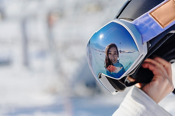 포토 JPG 주간 손 여자 겨울 스키장 고글 한명 서기 들기 20대 성인 야외 신체부위 반사 한국인 눈 몽골 성인여자한명만 국내포토 자연요소 1 계절 아시아 모션 날씨 사람 동양인 청년 여자한명만 성인여자만 파일형식