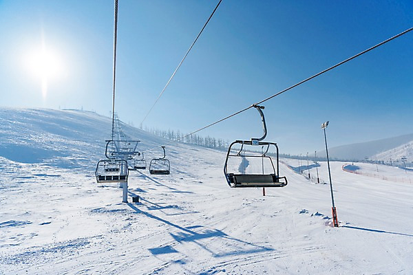 포토 JPG 주간 겨울 하늘 스키장 사람없음 야외 눈 몽골 스키리프트 국내포토 자연요소 계절 아시아 날씨 리프트 파일형식