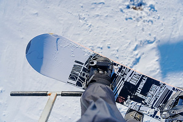 포토 JPG 주간 남자 겨울 스키장 한명 앉기 20대 성인 야외 하반신 눈 스노우보드 몽골 스키리프트 성인남자한명만 국내포토 자연요소 1 계절 아시아 모션 날씨 사람 청년 보드_스포츠 리프트 남자한명만 성인남자만 파일형식
