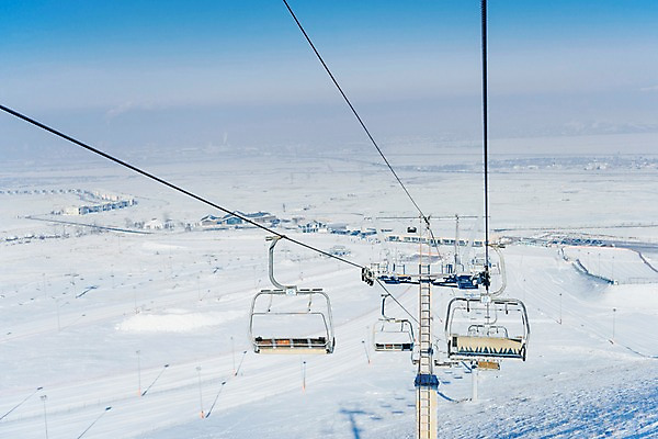 포토 JPG 주간 겨울 스키장 사람없음 야외 눈 몽골 스키리프트 국내포토 자연요소 계절 아시아 날씨 리프트 파일형식