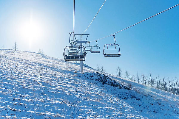 포토 JPG 주간 겨울 하늘 스키장 사람없음 야외 눈 몽골 스키리프트 국내포토 자연요소 계절 아시아 날씨 리프트 파일형식