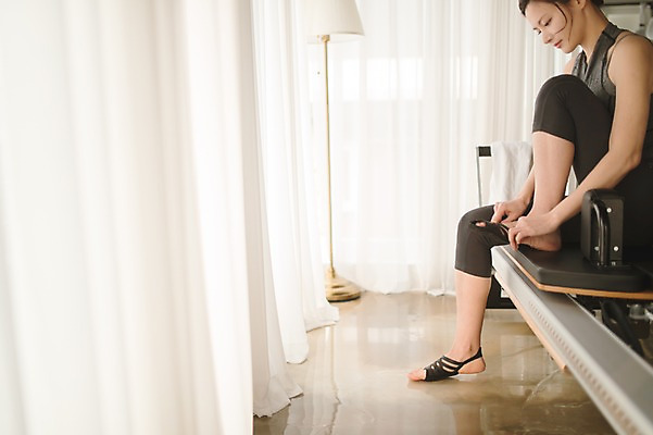 포토 JPG 여자 신발 요가 실내 건강 한명 앉기 성인 옆모습 30대 한국인 하반신 신기함 필라테스 성인여자한명만 국내포토 1 웰빙 뷰포인트 컨셉 모션 사람 동양인 내부 장년 운동 여자한명만 성인여자만 파일형식