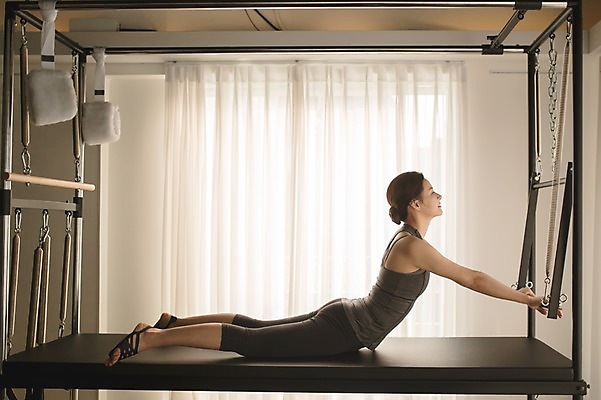 포토 JPG 전신 여자 엎드리기 실내 건강 한명 성인 옆모습 30대 운동 운동기구 스트레칭 한국인 필라테스 성인여자한명만 기구필라테스 필라테스기구 국내포토 1 뷰포인트 모션 사람 동양인 내부 장년 헬스 여자한명만 성인여자만 파일형식