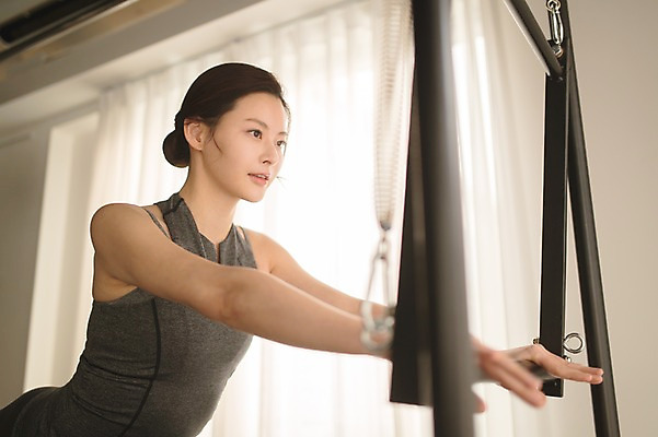 포토 JPG 여자 엎드리기 로우앵글 실내 건강 한명 상반신 성인 옆모습 30대 운동 운동기구 스트레칭 한국인 필라테스 성인여자한명만 기구필라테스 국내포토 1 뷰포인트 모션 사람 동양인 내부 장년 헬스 여자한명만 성인여자만 파일형식