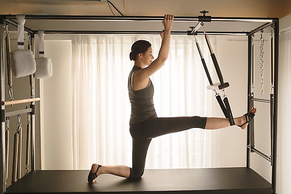 포토 JPG 전신 응시 여자 실내 건강 한명 앉기 성인 옆모습 30대 운동기구 스트레칭 한국인 필라테스 성인여자한명만 기구필라테스 필라테스기구 국내포토 1 시선 뷰포인트 모션 사람 동양인 내부 장년 운동 헬스 여자한명만 성인여자만 파일형식