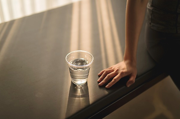 포토 JPG 손 여자 요가 실내 건강 한명 앉기 근접촬영 성인 신체부위 물 30대 한국인 물컵 필라테스 성인여자한명만 국내포토 자연요소 1 웰빙 뷰포인트 모션 사람 동양인 내부 컵 장년 운동 여자한명만 성인여자만 파일형식