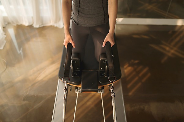 포토 JPG 여자 실내 건강 한명 앉기 성인 앞모습 30대 하이앵글 운동 운동기구 스트레칭 한국인 하반신 필라테스 성인여자한명만 기구필라테스 필라테스기구 국내포토 1 뷰포인트 모션 사람 동양인 내부 장년 헬스 여자한명만 성인여자만 파일형식