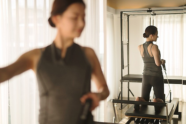 포토 JPG 여자 실내 건강 한명 앉기 상반신 성인 앞모습 아웃포커스 30대 운동기구 스트레칭 거울 한국인 필라테스 성인여자한명만 기구필라테스 국내포토 1 뷰포인트 모션 촬영기법 사람 동양인 내부 장년 운동 헬스 여자한명만 성인여자만 파일형식