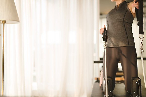 포토 JPG 여자 실내 건강 한명 앉기 근접촬영 상반신 성인 앞모습 30대 운동기구 스트레칭 한국인 필라테스 성인여자한명만 기구필라테스 국내포토 1 뷰포인트 모션 사람 동양인 내부 장년 운동 헬스 여자한명만 성인여자만 파일형식