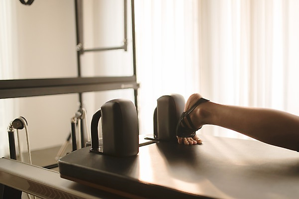 포토 JPG 여자 실내 건강 한명 앉기 근접촬영 성인 30대 운동기구 스트레칭 한국인 하반신 필라테스 성인여자한명만 기구필라테스 국내포토 1 뷰포인트 모션 사람 동양인 내부 장년 운동 헬스 여자한명만 성인여자만 파일형식