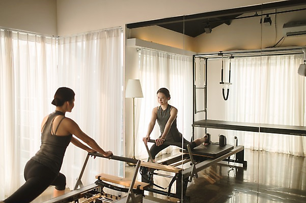 포토 JPG 전신 여자 실내 건강 한명 앉기 성인 옆모습 뒷모습 30대 운동기구 스트레칭 거울 한국인 필라테스 성인여자한명만 기구필라테스 필라테스기구 국내포토 1 뷰포인트 모션 사람 동양인 내부 장년 운동 헬스 여자한명만 성인여자만 파일형식