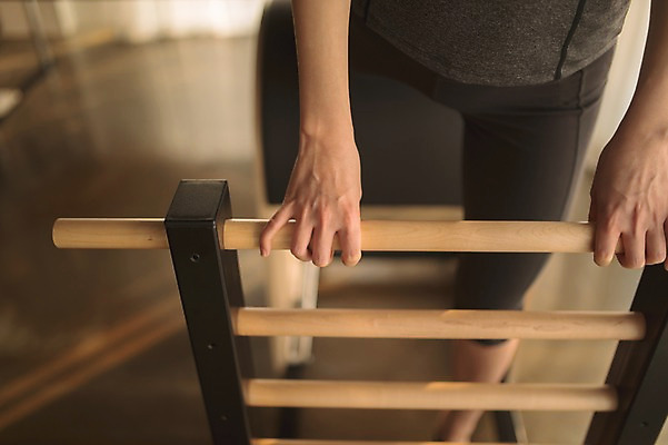 포토 JPG 손 여자 실내 건강 한명 서기 근접촬영 성인 30대 운동 운동기구 스트레칭 한국인 하반신 잡기 필라테스 성인여자한명만 기구필라테스 필라테스기구 국내포토 1 뷰포인트 모션 사람 동양인 내부 신체부위 장년 헬스 여자한명만 성인여자만 파일형식