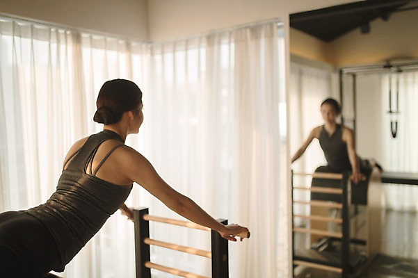 포토 JPG 여자 실내 건강 한명 앉기 상반신 성인 뒷모습 30대 운동 운동기구 스트레칭 거울 한국인 필라테스 성인여자한명만 기구필라테스 필라테스기구 국내포토 1 뷰포인트 모션 사람 동양인 내부 장년 헬스 여자한명만 성인여자만 파일형식