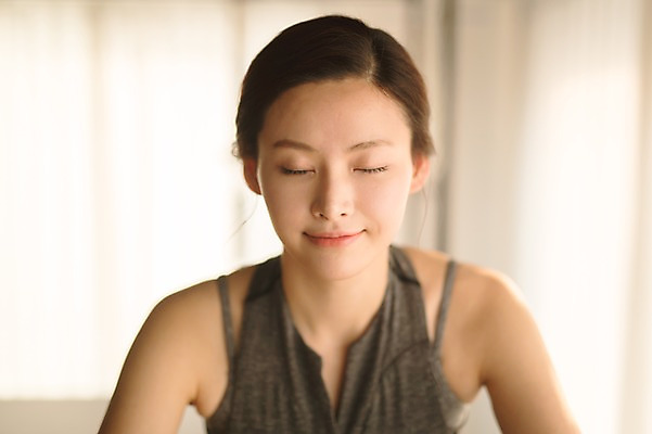 포토 JPG 여자 실내 건강 한명 미소 근접촬영 상반신 성인 앞모습 30대 운동 눈감음 스트레칭 한국인 필라테스 성인여자한명만 기구필라테스 국내포토 1 뷰포인트 모션 표정 사람 동양인 내부 장년 여자한명만 성인여자만 파일형식