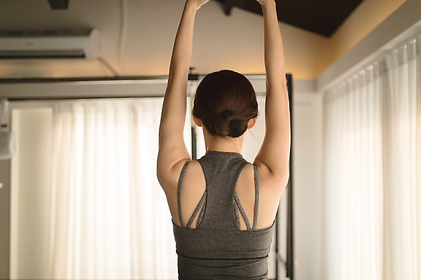 포토 JPG 여자 실내 건강 한명 상반신 성인 뒷모습 30대 운동 운동기구 스트레칭 한국인 기지개 필라테스 성인여자한명만 기구필라테스 국내포토 1 뷰포인트 모션 사람 동양인 내부 장년 헬스 여자한명만 성인여자만 파일형식