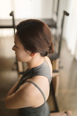 포토 JPG 여자 실내 건강 한명 근접촬영 상반신 성인 옆모습 30대 하이앵글 운동 운동기구 스트레칭 한국인 필라테스 성인여자한명만 기구필라테스 국내포토 1 뷰포인트 사람 동양인 내부 장년 헬스 여자한명만 성인여자만 파일형식