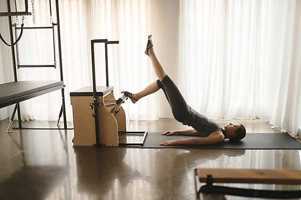 포토 JPG 전신 여자 실내 건강 한명 성인 옆모습 30대 눕기 운동 운동기구 스트레칭 한국인 매트 필라테스 성인여자한명만 기구필라테스 필라테스기구 국내포토 1 뷰포인트 모션 사람 동양인 내부 장년 헬스 여자한명만 성인여자만 파일형식