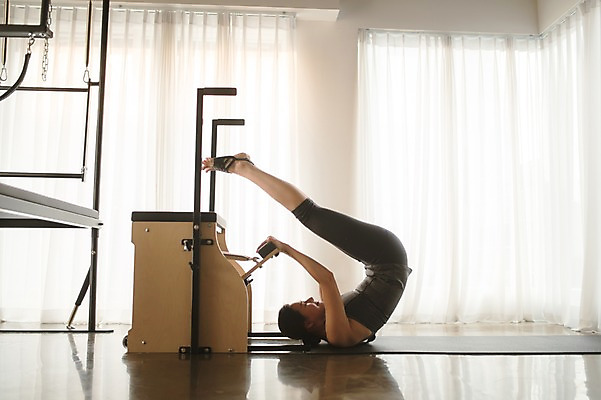 포토 JPG 전신 여자 실내 건강 한명 성인 옆모습 30대 눕기 운동 운동기구 스트레칭 한국인 매트 필라테스 성인여자한명만 기구필라테스 필라테스기구 국내포토 1 뷰포인트 모션 사람 동양인 내부 장년 헬스 여자한명만 성인여자만 파일형식