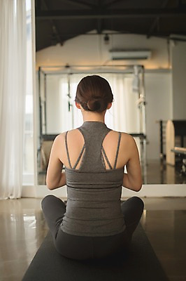 포토 JPG 전신 여자 요가 휴식 실내 건강 한명 앉기 성인 뒷모습 30대 한국인 매트 명상 필라테스 성인여자한명만 국내포토 1 웰빙 뷰포인트 컨셉 모션 사람 동양인 내부 장년 운동 여자한명만 성인여자만 파일형식