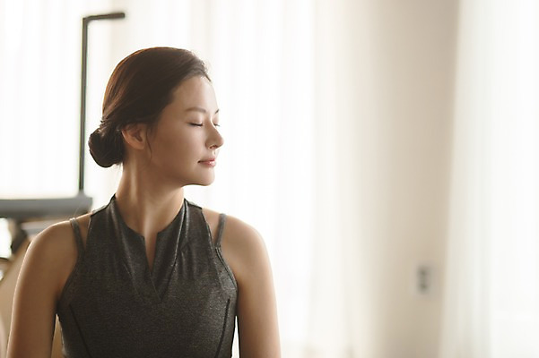 포토 JPG 여자 요가 휴식 실내 건강 한명 상반신 성인 옆모습 30대 한국인 매트 명상 필라테스 성인여자한명만 국내포토 1 웰빙 뷰포인트 컨셉 사람 동양인 내부 장년 운동 여자한명만 성인여자만 파일형식