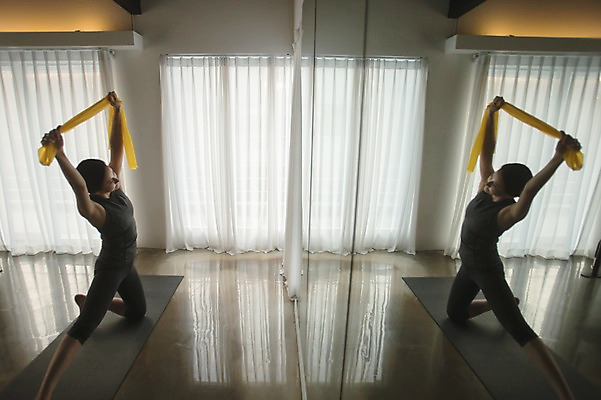 포토 JPG 전신 여자 요가 실내 건강 한명 앉기 성인 옆모습 30대 거울 한국인 매트 잡기 필라테스 헬스밴드 성인여자한명만 국내포토 1 웰빙 뷰포인트 모션 사람 동양인 내부 장년 운동 여자한명만 성인여자만 파일형식